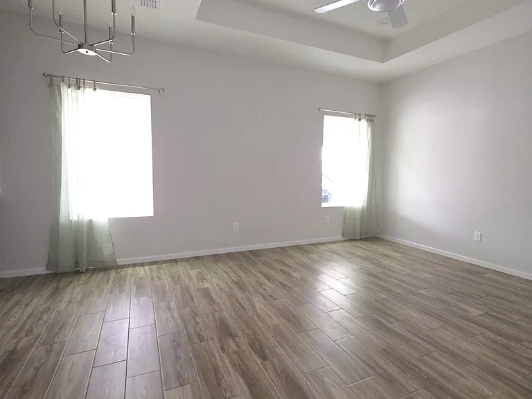 913 N Clarence Ave — Photo 4