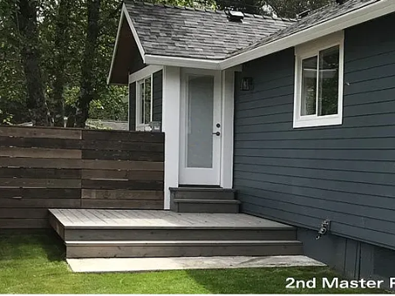 596 N Larch St — Photo 8