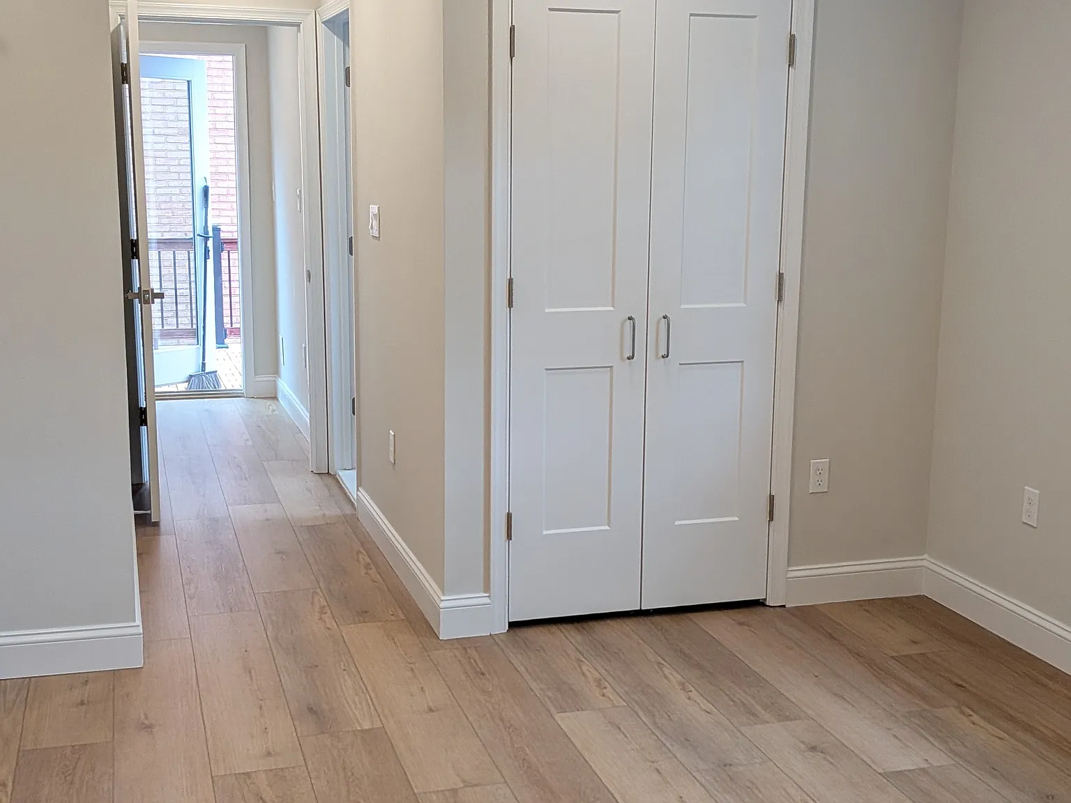 3 bed, 2100 sqft, $1,200 — Photo 4
