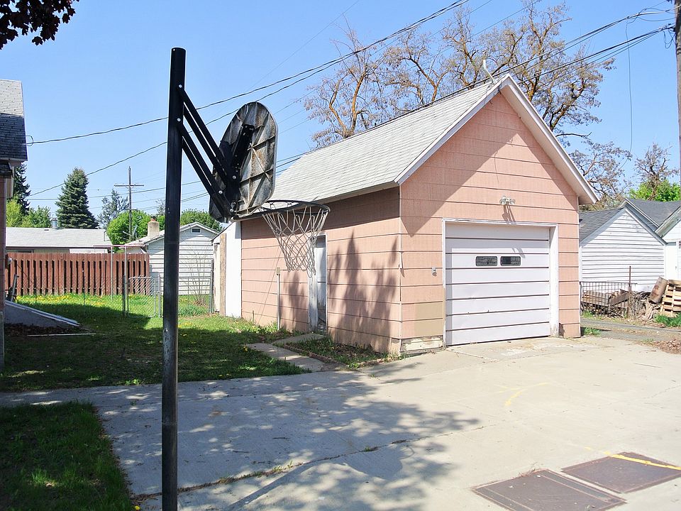 2nd image of 910 Main St