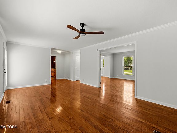 5th image of 728 Woodchase Dr