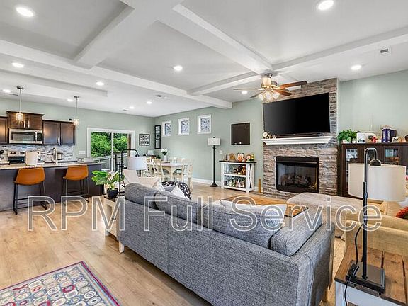 3rd image of 604 Alvin Rd