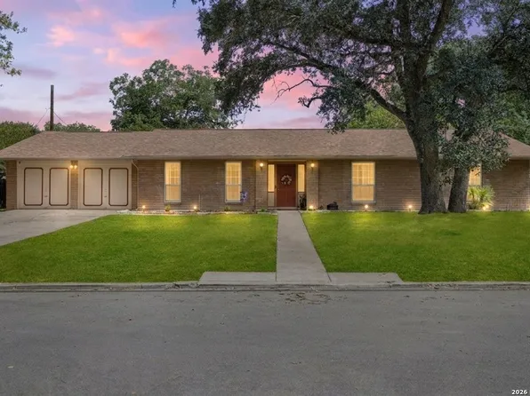 421 Windcrest Dr., Windcrest, TX 78239