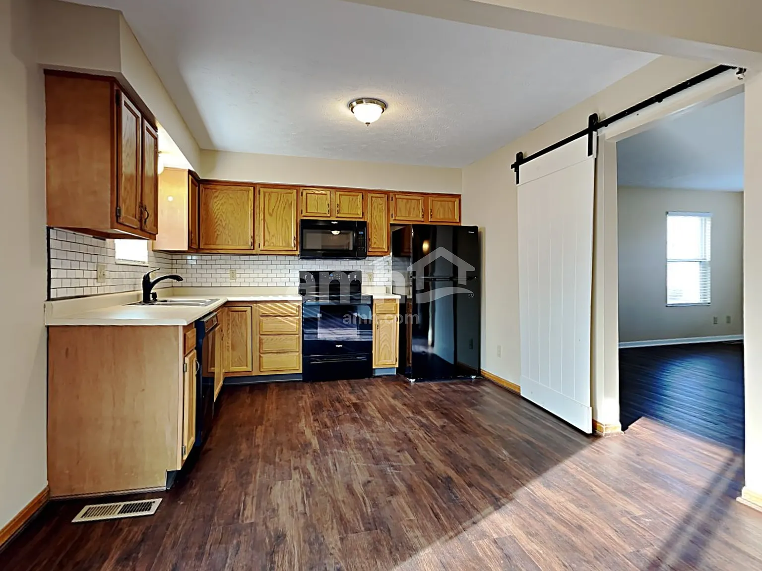 3 bed, 2.5 bath, 1664 sqft, $2,300 — Photo 3