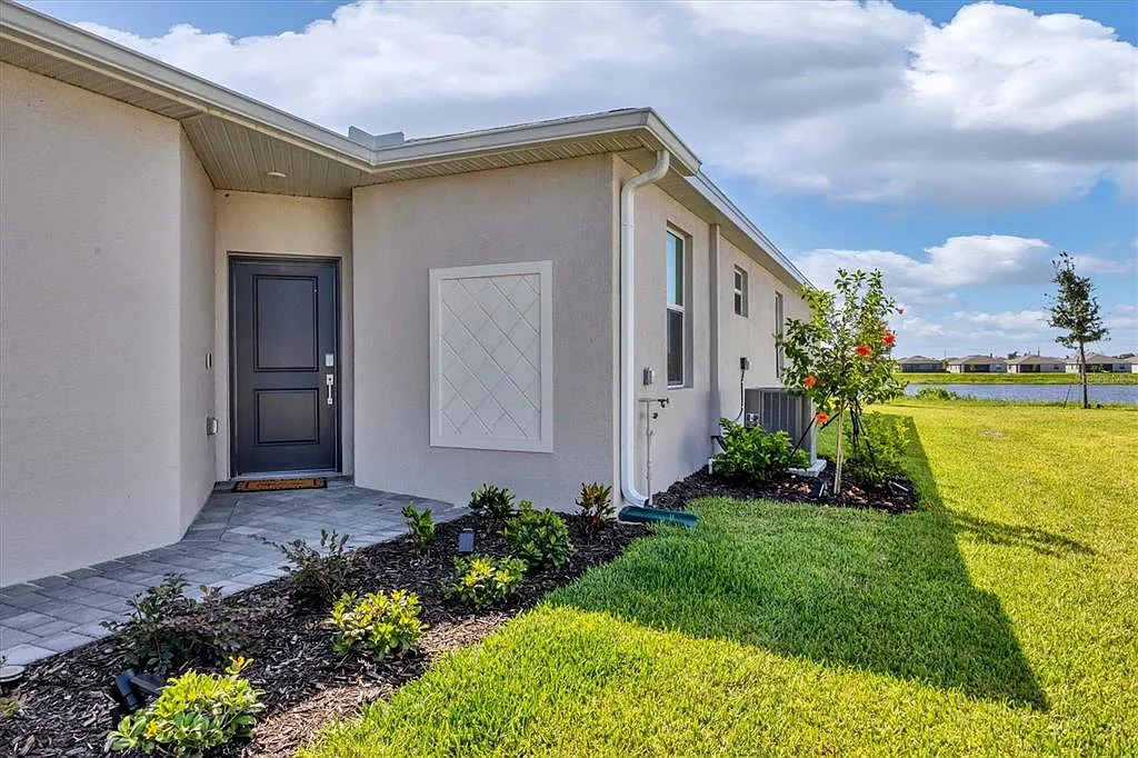 3 bed, 2.0 bath, 1417 sqft, $4,200 — Photo 3