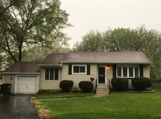 3 Woodland Rd, Lake In The Hills, IL 60156