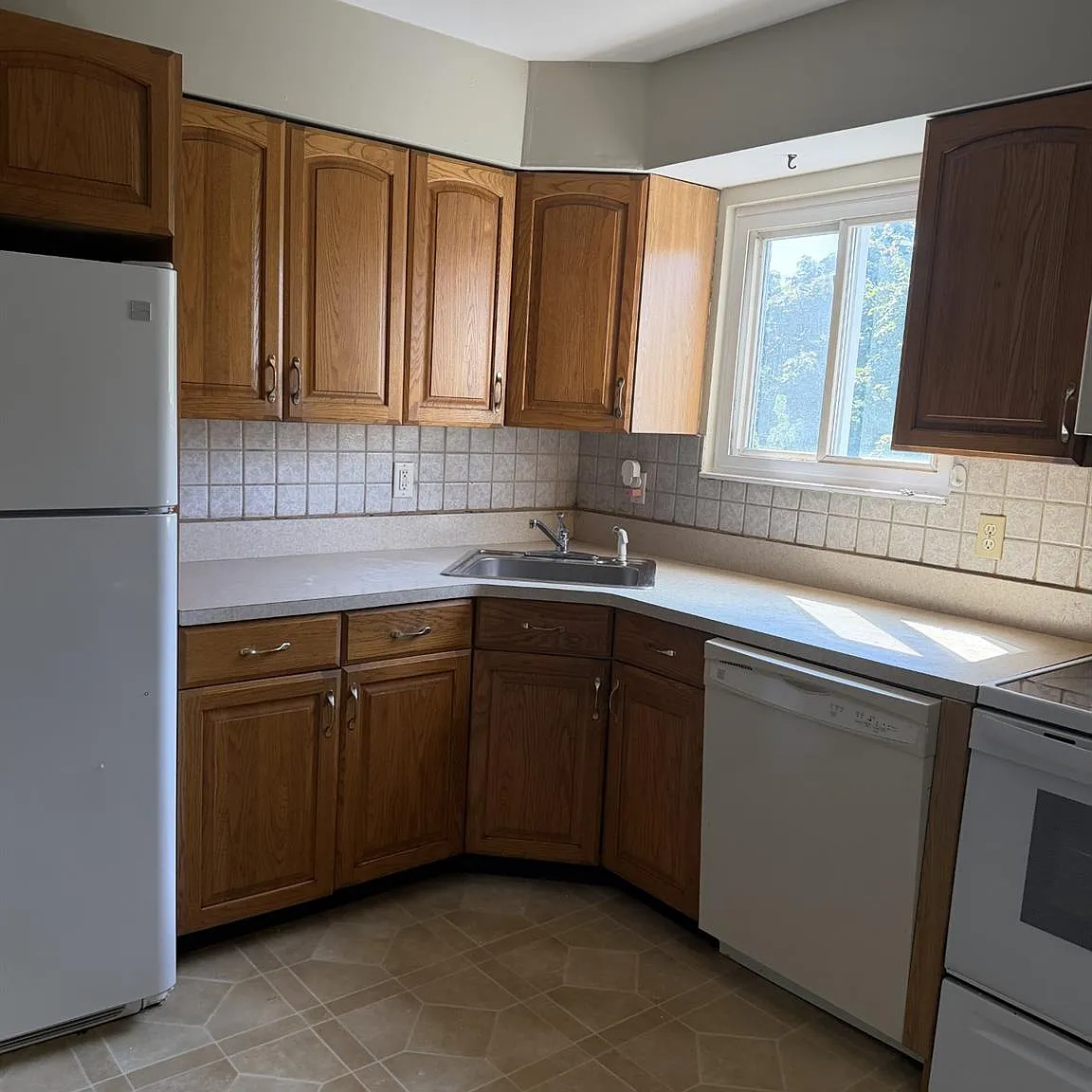 3 bed, 1.0 bath, 2165 sqft, $2,850 — Photo 3