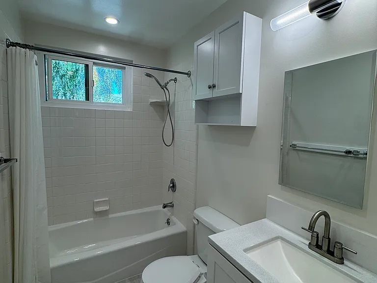 919 W 10th St — Photo 12
