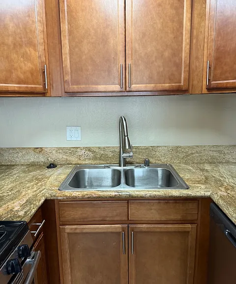 Capitol Ave Apartments — Photo 11