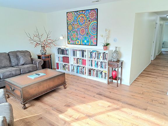 3rd image of 694 Morningside Ct APT 2W