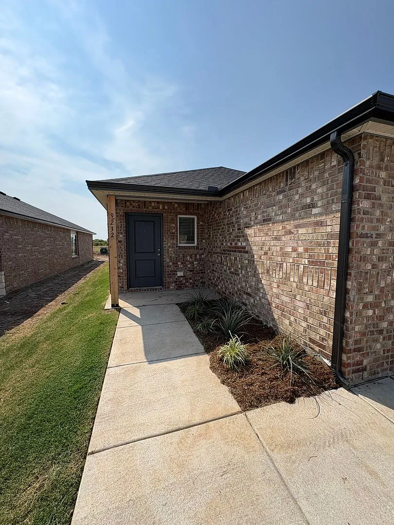 Treat Yourself! $99 First Month's Rent, sign by 10/31 | Comfortable & Stylish 3 Bedroom, 2 Bathro... — Photo 4