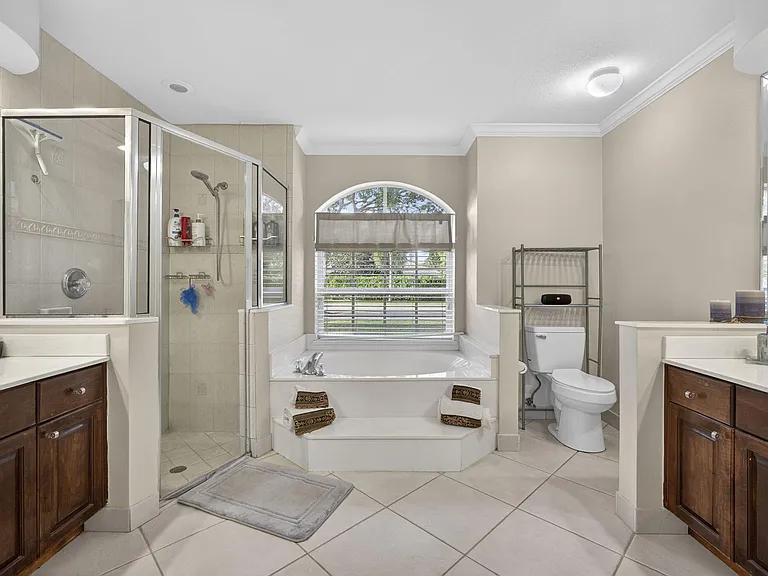 146 Fernwood Cres — Photo 13