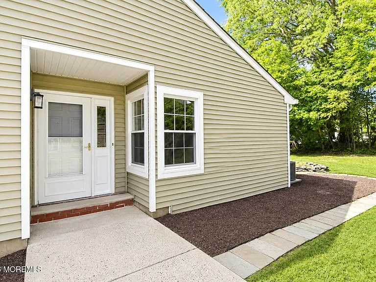 99 Oak Ln — Photo 38