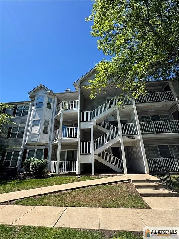 2 bed, 2.0 bath, 1011 sqft, $2,350 — Photo 1