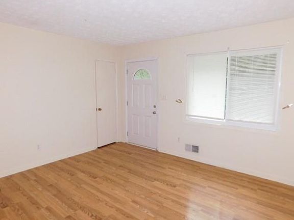 3rd image of 703 Robin Ct