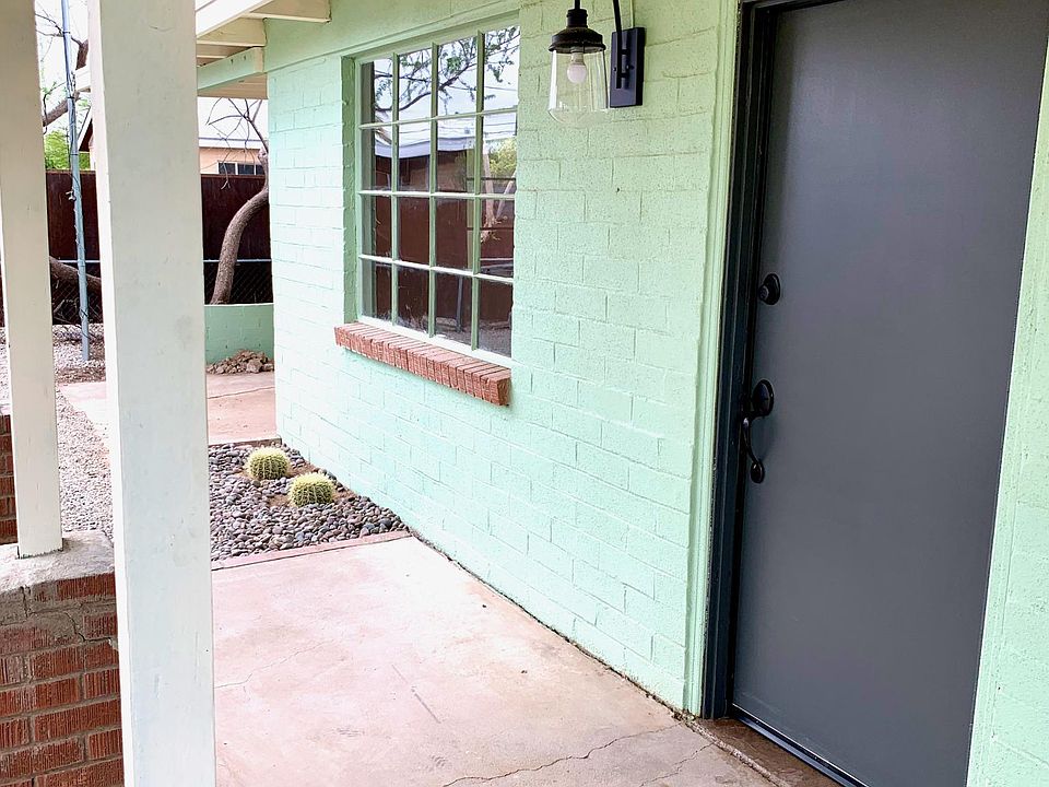 Front of home, covered porch