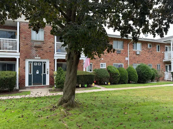 61 Adams Rd APT 1G, Central Islip, NY 11722