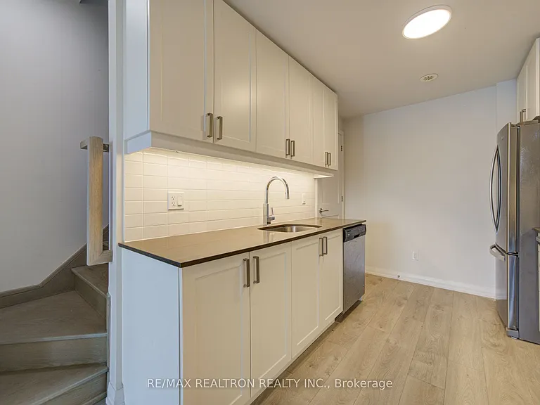 1050 Portage Pkwy #Townhouse 33 — Photo 12