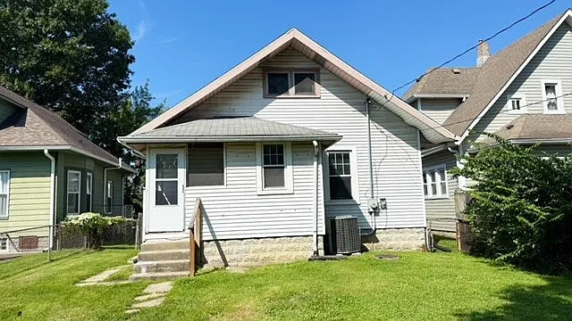 3 bed, 1.0 bath, 1102 sqft, $1,075 — Photo 3