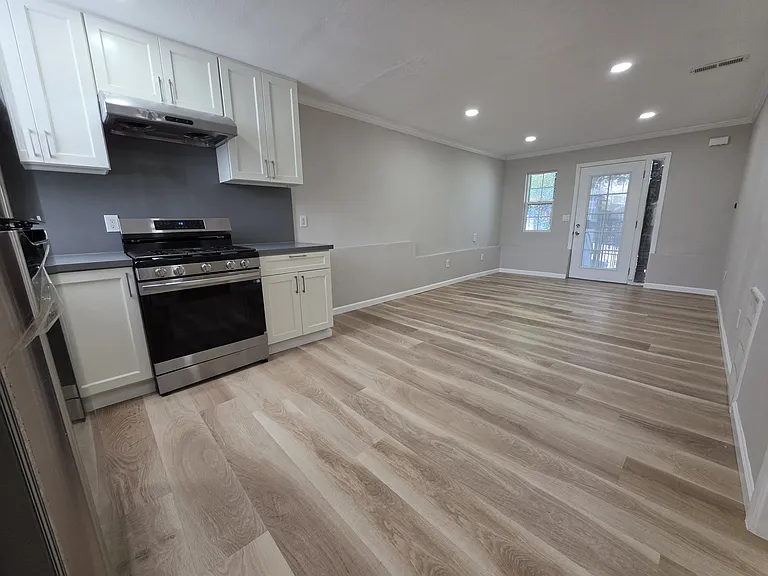 2033 E 20th St — Photo 3