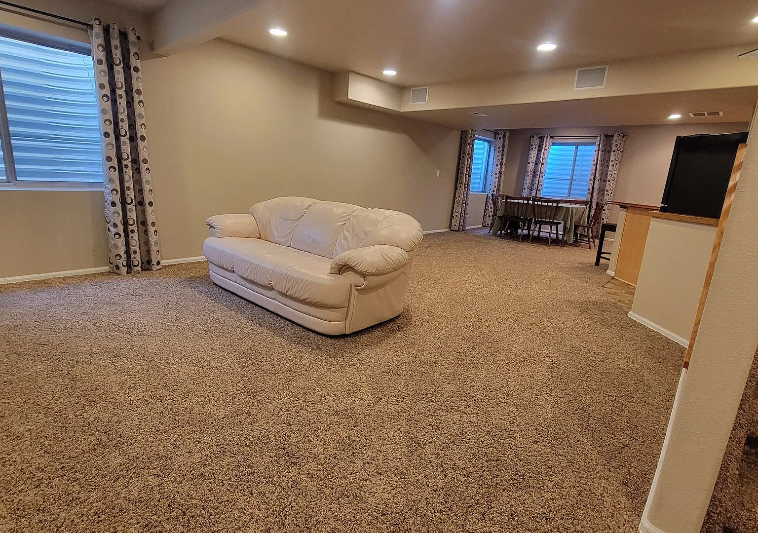 Charming 1-Bedroom Basement Apartment in Pine Creek All Utilities Included! — Photo 2