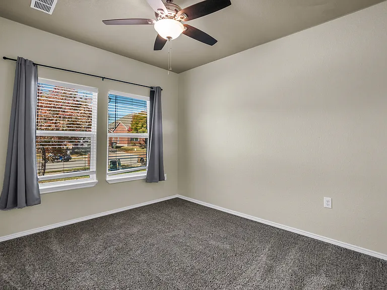 2049 Meadow View Dr — Photo 23