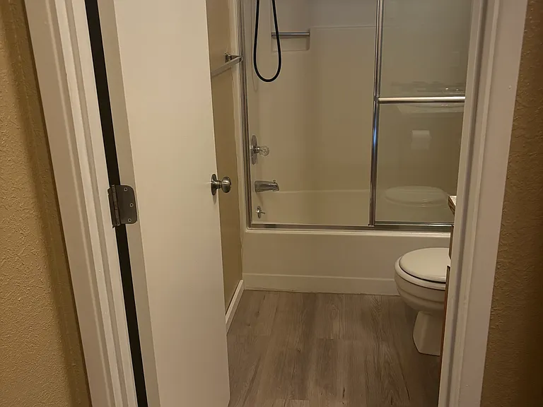 506 SE J St — Photo 5