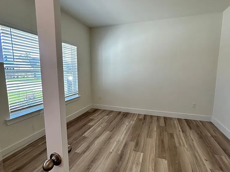 3753 Hawks Creek Dr — Photo 3