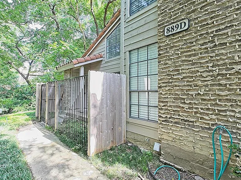 889 Dublin Dr #D — Photo 37