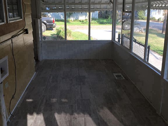 Sun porch, washer/dryer connections