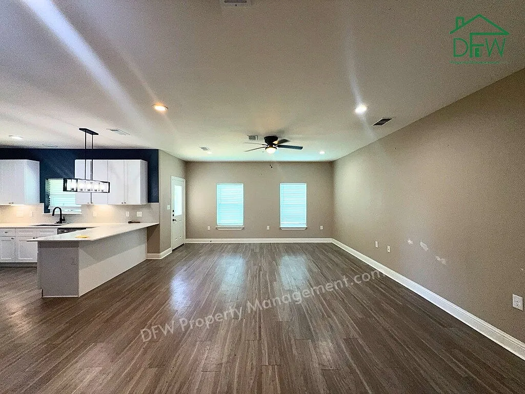 3 bed, 2.5 bath, 1956 sqft, $2,325 — Photo 2