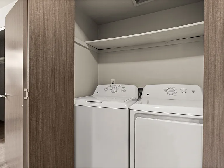 1 Bed 1 Bath with Den - 825 Sq Ft 1 Bed 1 Bath with Den - 825 Sq Ft