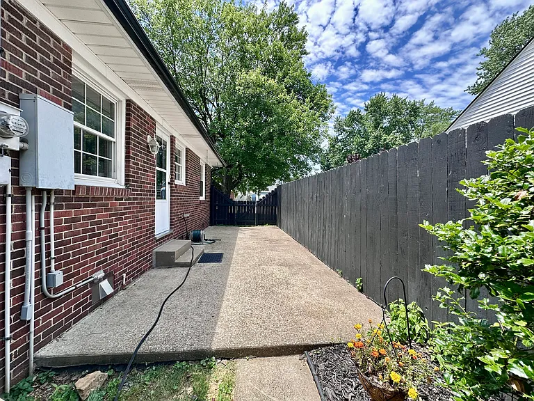 1425 Ford Ave — Photo 3