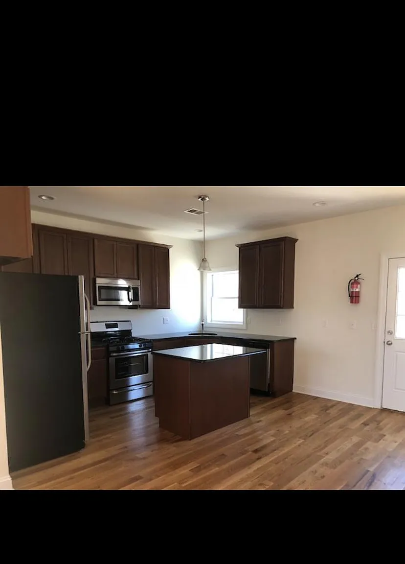 2 bed, 2.5 bath, 2100 sqft, $2,300 — Photo 4