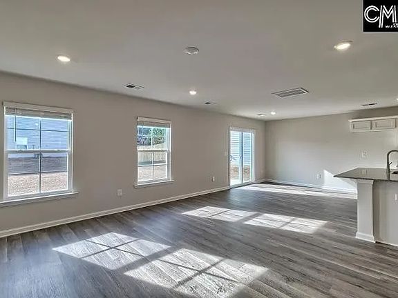 4th image of 462 Middlebury Ln