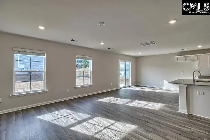462 Middlebury Ln — Photo 4