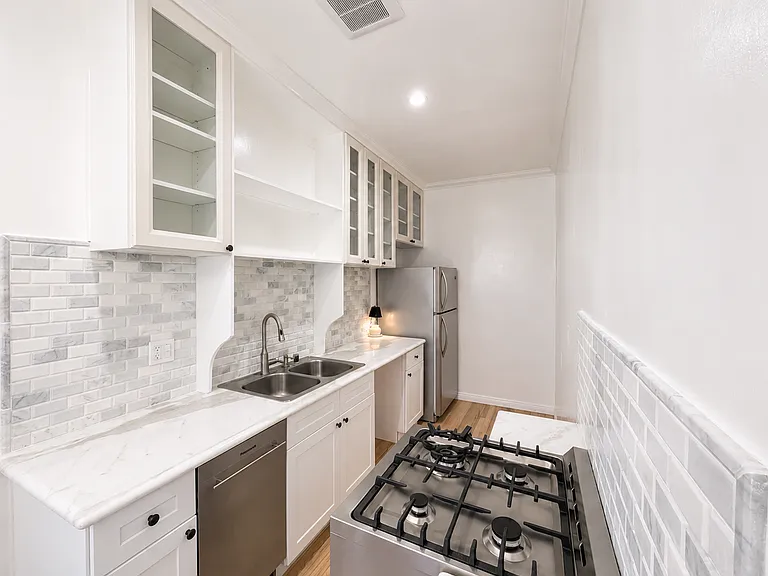 944 12th St #5A — Photo 8