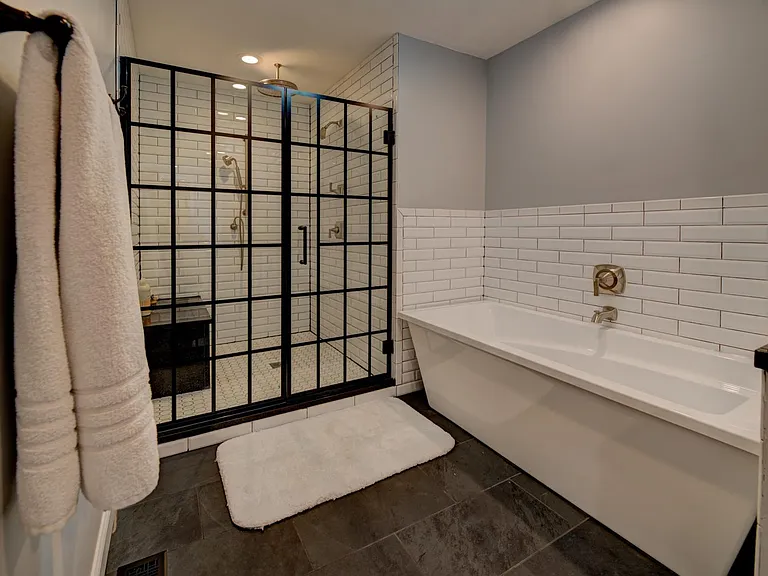 10490 Frontenac Woods Ln — Photo 39