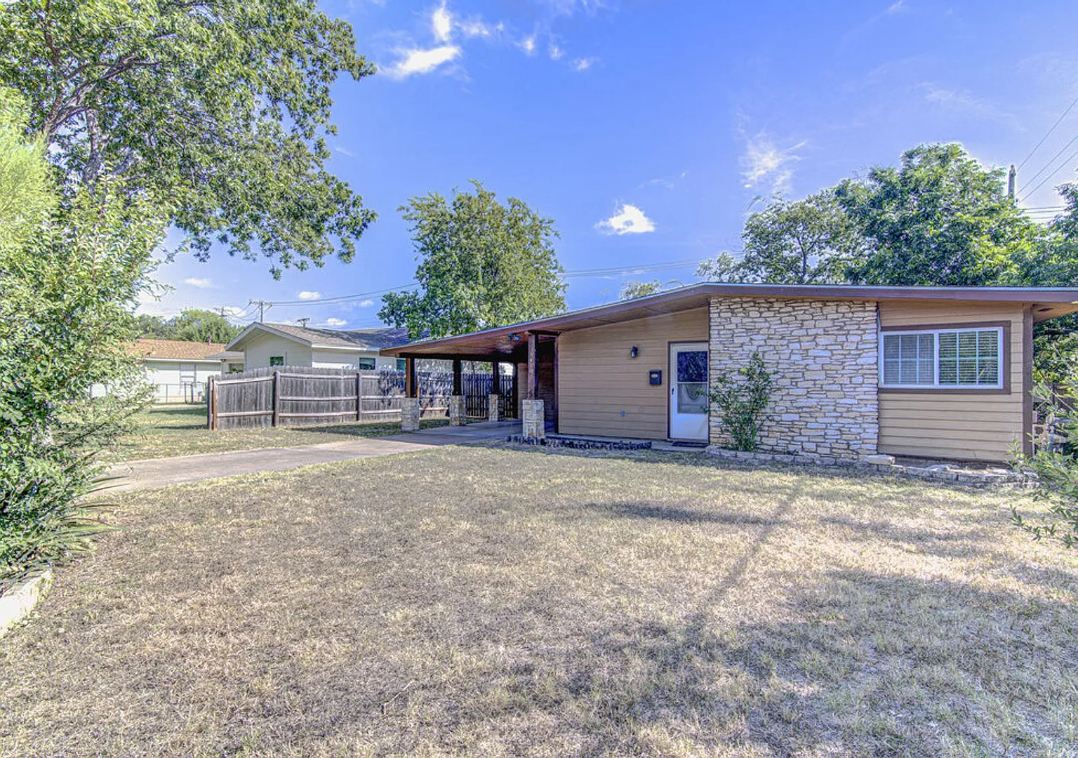 Well-Maintained 3 Bed Home with Spacious Backyard — Photo 3