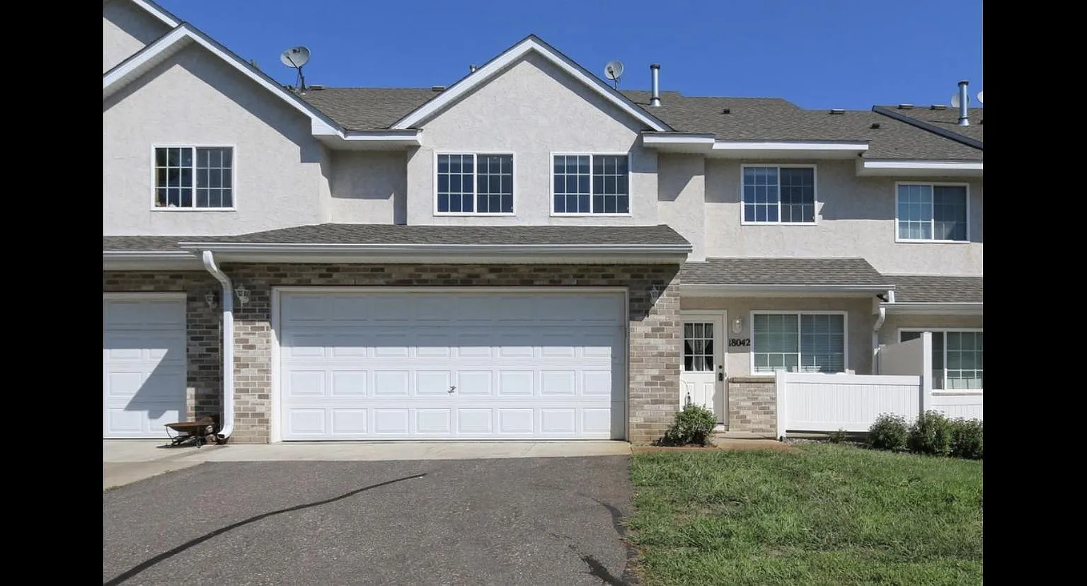 3 bed, 1441 sqft, $1,975 — Photo 1
