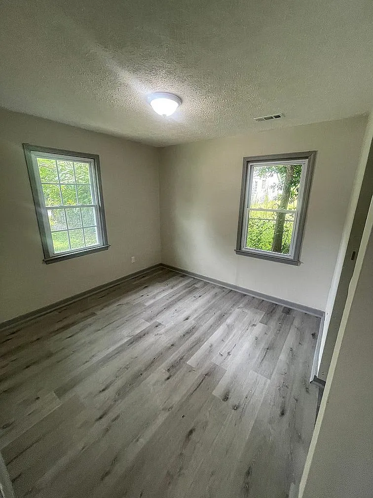 3 bed, 864 sqft, $955 — Photo 1