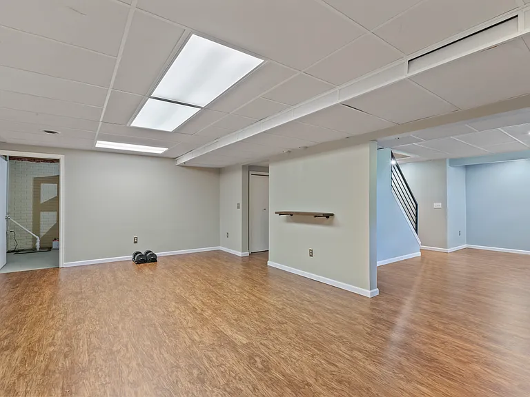 4690 Lindbergh Dr — Photo 44