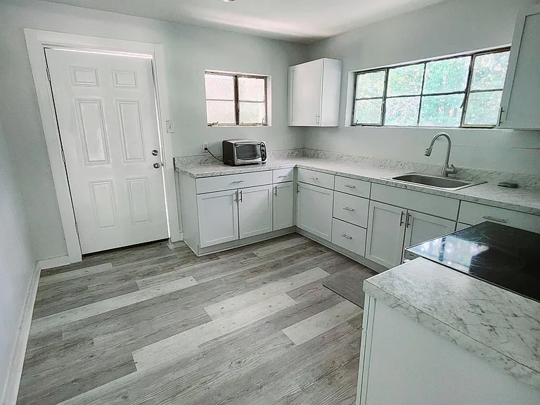 109 E Cross St — Photo 12
