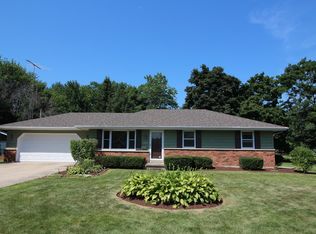 204 April Ln, North Aurora, IL 60542