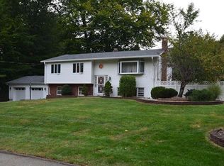 8 Hamilton Ln, Chestnut Ridge, NY 10977