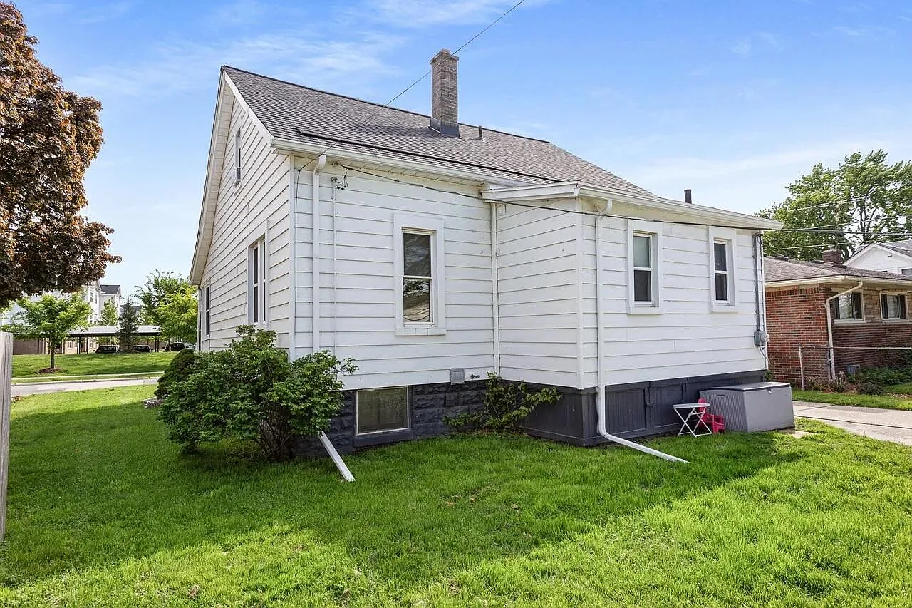 3 bed, 1.5 bath, 1198 sqft, $2,100 — Photo 2