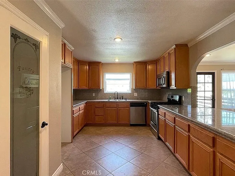 1049 Evergreen Ct — Photo 12