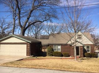 933 NW South Shore Dr, Lake Waukomis, MO 64151