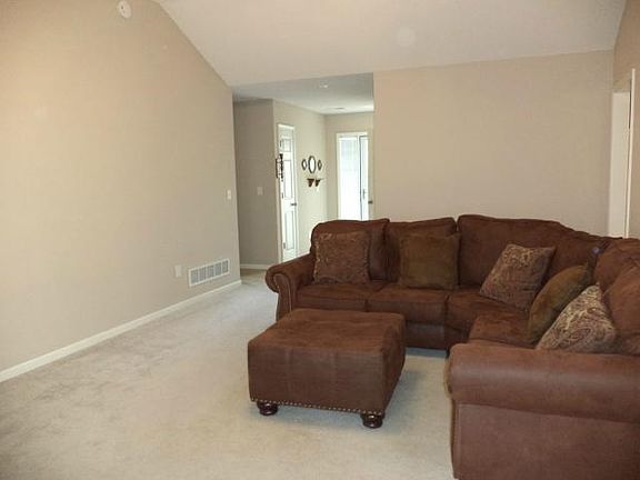 4th image of 403 SW Graystone Dr