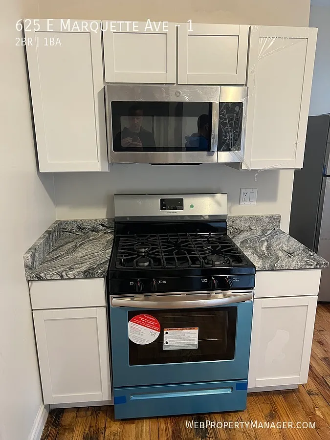 2 Bed 1 Bath with Granite Counters, Hardwood Floors & Washer/Dryer — Photo 3
